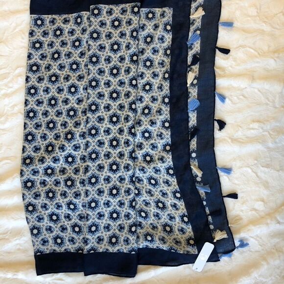 C Geometric Pattern Tasseled Head Scarf - Picture 4 of 4
